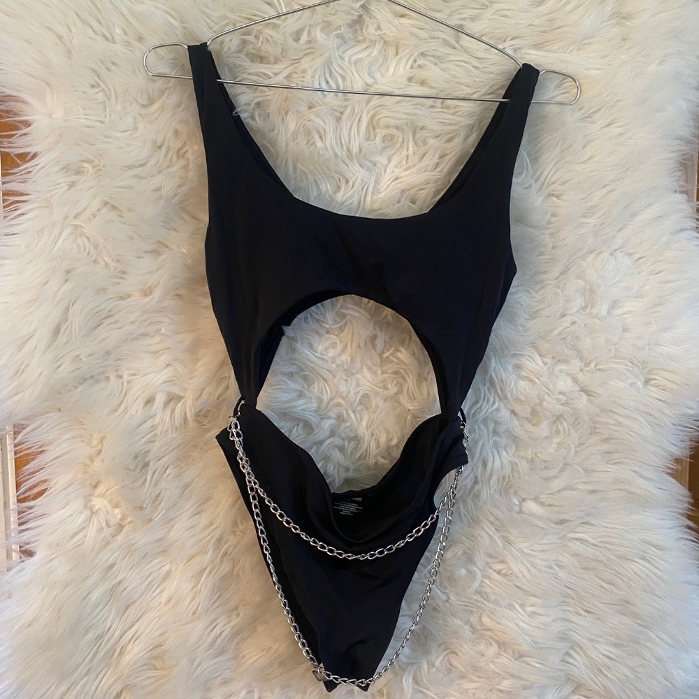 NWOT Kendall & Kylie Chain Keyhole One Piece Swimsuit